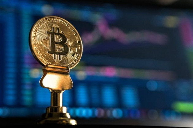 Tăng ‘dựng đứng’ 13%, Bitcoin vượt 8.700 USD