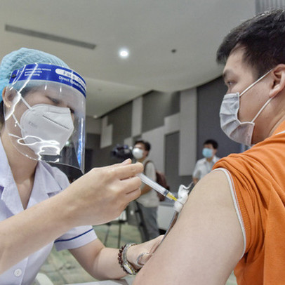 Tăng tỷ lệ tiêm vaccine lên cao đã đủ để Việt Nam sống chung với Covid-19, hay cần thêm bài học từ Anh, Italy và Singapore?