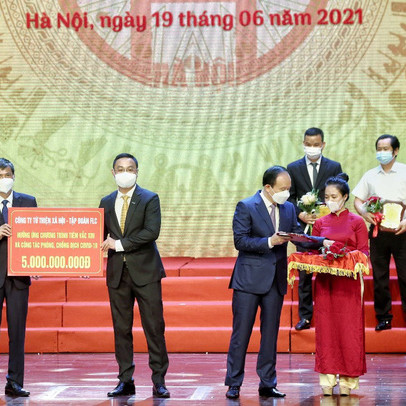 Tập đoàn FLC tiếp tục ủng hộ 5 tỷ đồng tới quỹ vaccine phòng Covid-19 của thành phố Hà Nội