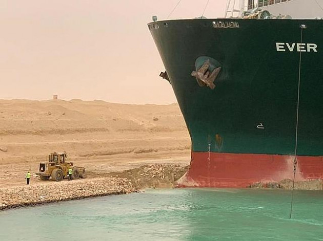 Tàu kẹt trên kênh Suez thành chủ đề chế ảnh trên mạng xã hội - Ảnh 1.