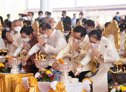 Tàu Lào do Trung Quốc xây bùng nổ ngày bán vé: Trước khánh thành, các nhà sư làm điều lạ - Ảnh 5.