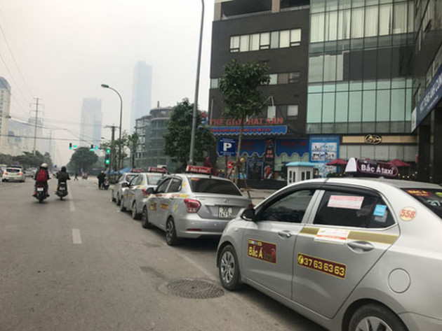 Taxi công nghệ được gắn mác xe hợp đồng - Ảnh 1.