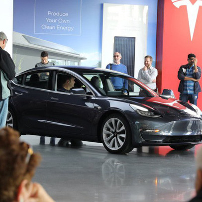 Tesla đạt sản lượng 5.000 xe Model 3 vào phút chót, Elon Musk được về ngủ tại biệt thự triệu đô thay vì nằm gầm bàn nhà máy