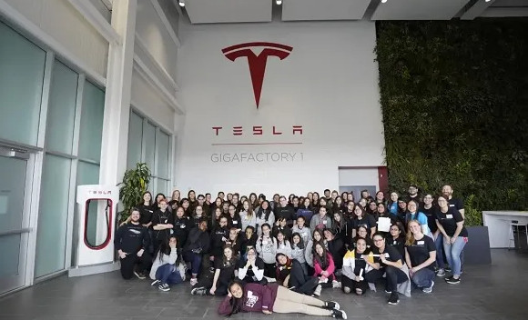  Tesla đột ngột đuổi việc một giám đốc sau email Elon Musk tuyên bố muốn sa thải 10% nhân sự - Ảnh 2.