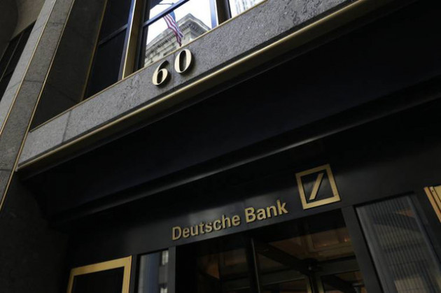 Thảm cảnh của ngân hàng Deutsche Bank: Văn phòng trống trơn, ngổn ngang giấy tờ, nhân viên ra ngoài uống bia dù đang là giữa buổi sáng, sếp thờ ơ không quan tâm - Ảnh 1.