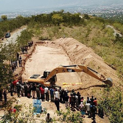 Thảm cảnh máy xúc đào mồ chôn tập thể cho các nạn nhân động đất, sóng thần Indonesia