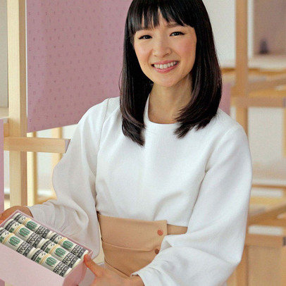 "Thánh nữ dọn nhà" Marie Kondo kiếm bộn tiền trên đất Mỹ bằng cách chia sẻ bí quyết của người Nhật: Dọn nhà không chỉ là sắp xếp đồ đạc mà còn giúp bạn quản lý tài chính cá nhân