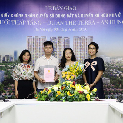 The Terra - An Hưng: Văn Phú - Invest trao sổ đỏ cho khách hàng mua nhà phố