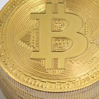 Thị trường tiền ảo “rực cháy”, Bitcoin lại lao dốc