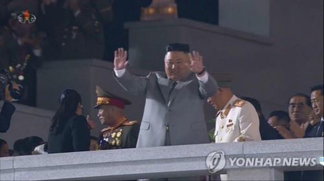  Thông điệp bất ngờ của ông Kim Jong-un tại lễ duyệt binh kỳ lạ - Ảnh 2.