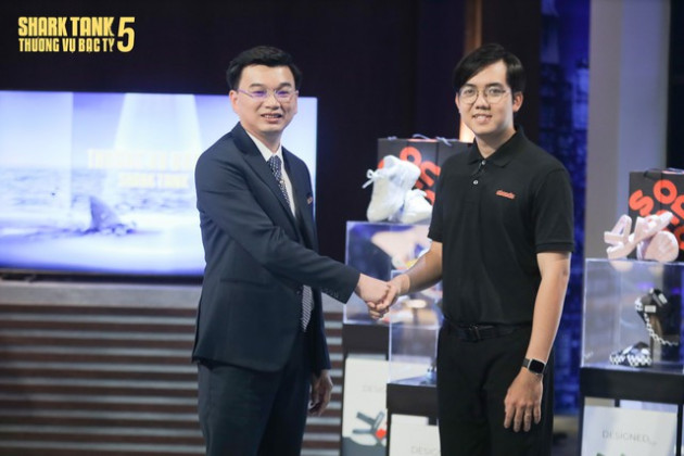 Startup giày xăng đan đầu tiên thành công chốt deal triệu USD tại Shark Tank mùa 5: Được 3 Shark cạnh tranh rót tiền, hợp tác với Shark Hùng Anh vì phù hợp nhân sinh quan - Ảnh 4.