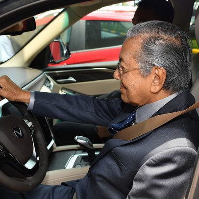 Thủ tướng 94 tuổi Mahathir Mohamad: Lái xe VinFast, tiếc là tôi chỉ lên được 100km/h thôi!