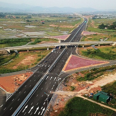 Thủ tướng chỉ đạo hoàn thiện báo cáo Quốc hội chủ trương đầu tư 3 dự án cao tốc