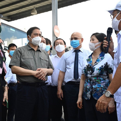 Thủ tướng đánh giá Vinamilk là doanh nghiệp điển hình "vừa sản xuất, vừa chiến đấu" trong dịch covid-19