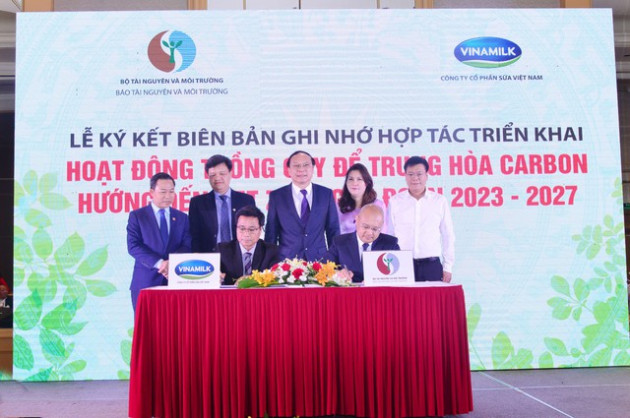 Tiên phong thực hiện cam kết của chính phủ về Net Zero 2020, Vinamilk dành 15 tỷ đồng trồng cây trung hòa carbon - Ảnh 1.