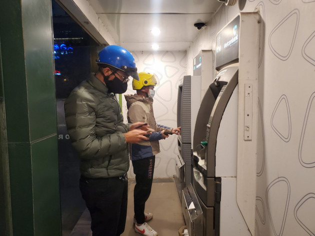 Tiếp xúc hàng trăm người/ngày nhưng ATM không có nước sát khuẩn, cồn rửa tay phòng Covid-19 - Ảnh 1.