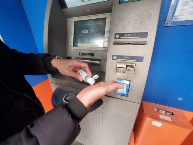 Tiếp xúc hàng trăm người/ngày nhưng ATM không có nước sát khuẩn, cồn rửa tay phòng Covid-19 - Ảnh 7.