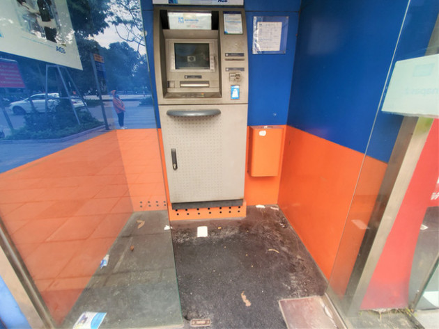 Tiếp xúc hàng trăm người/ngày nhưng ATM không có nước sát khuẩn, cồn rửa tay phòng Covid-19 - Ảnh 8.