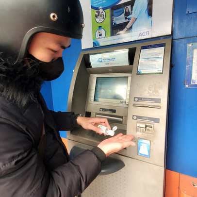 Tiếp xúc hàng trăm người/ngày nhưng ATM không có nước sát khuẩn, cồn rửa tay phòng Covid-19