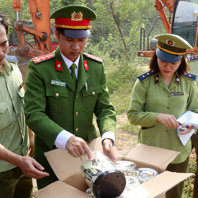 Tiêu hủy hơn 8,5 tấn bánh kẹo, đồ chơi trị giá gần 1 tỉ đồng tại Lào Cai