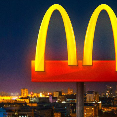 Tinh tế như McDonald's: Lặng lẽ để chữ M trong logo tách đôi ngầm nhắc nhở mọi người giữ khoảng cách tránh lây lan Covid-19