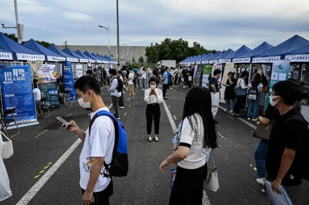 Tình trạng thiếu việc làm báo động ở TQ: Học giỏi cũng thất nghiệp hàng loạt, sinh viên ra trường bơ vơ vì tỉ lệ xin việc 1 chọi 100 - Ảnh 1.