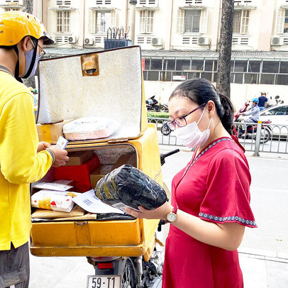 Tốc độ giao hàng giảm mạnh hậu Covid-19, cơ hội nào cho các 'ông lớn' TMĐT như Shopee, Tiki, Lazada?