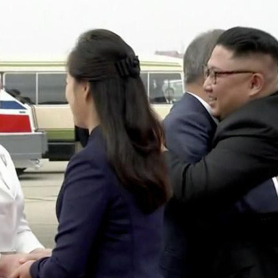 Tổng thống Hàn Quốc tới Triều Tiên, ôm chặt nhà lãnh đạo Kim Jong Un tại sân bay