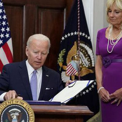 Tổng thống Joe Biden ký luật kiểm soát súng đạn