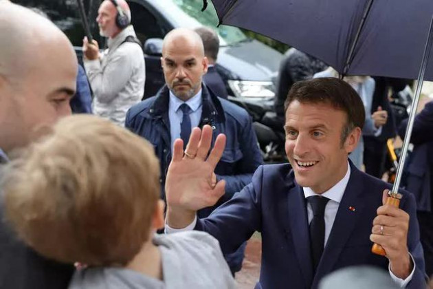 Tổng thống Macron đối diện khó khăn