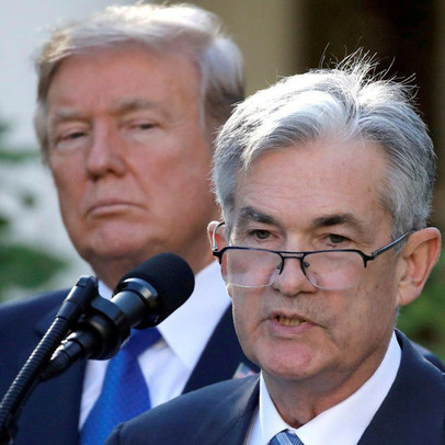 Tổng thống Trump đụng độ FED, Dow Jones thủng 26.000 điểm