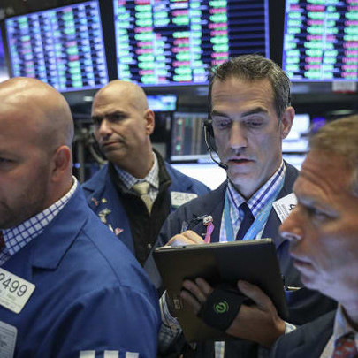 Tổng thống Trump tuyên bố tăng thuế với Trung Quốc nếu không đạt được thoả thuận, Dow Jones trượt khỏi đỉnh lịch sử