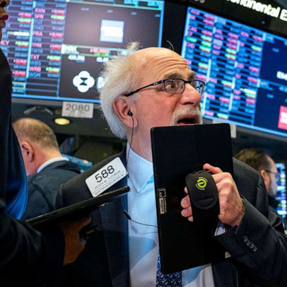 Tổng thống Trump yêu cầu các quan chức ngừng đàm phán về gói kích thích, Dow Jones rớt gần 400 điểm