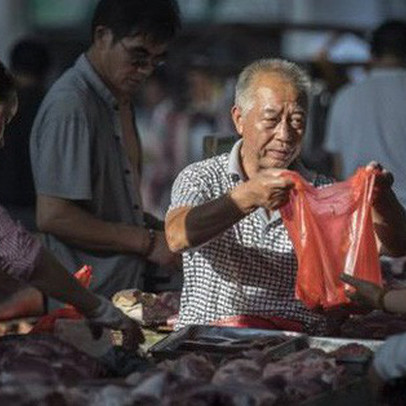 TQ "vật lộn" với khủng hoảng quốc gia: Thiếu lợn, có người dân chỉ được mua 50 gram thịt mỗi ngày