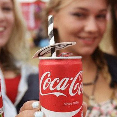 Trăm năm dâu bể của Coca-Cola: Từ sự nhẫm lẫn "thần thánh" trong pha chế đến màn "cướp ngôi" chớp nhoáng và "cú lừa" ngoạn mục để tạo ra chai Coca ngày nay