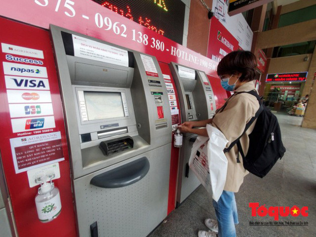 Trang bị nước rửa tay sát khuẩn cho cây ATM phòng dịch Covid - 19 - Ảnh 3.