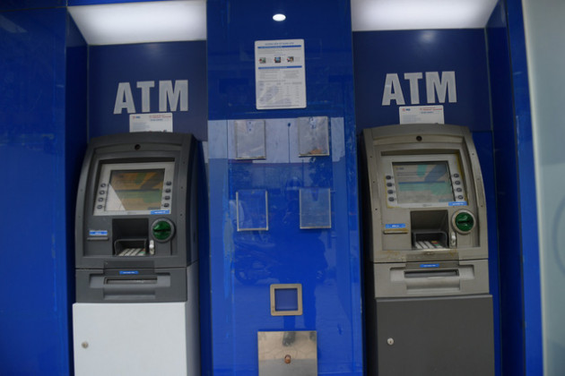 Trang bị nước rửa tay sát khuẩn cho cây ATM phòng dịch Covid - 19 - Ảnh 4.