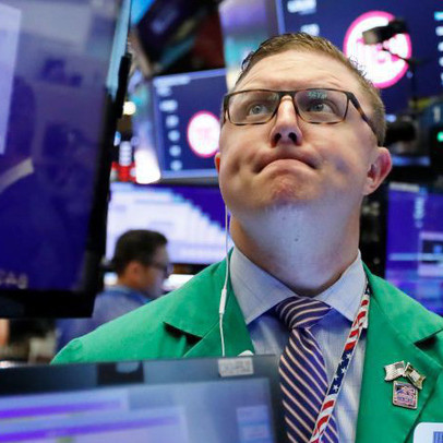 Triển vọng về việc Fed hạ lãi suất bị lu mờ, Dow Jones mất hơn 100 điểm