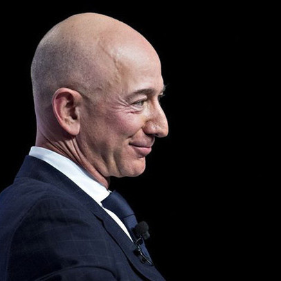 Trong một ngày đen tối của thị trường chứng khoán toàn cầu, Jeff Bezos bỏ túi thêm 7,9 tỷ USD