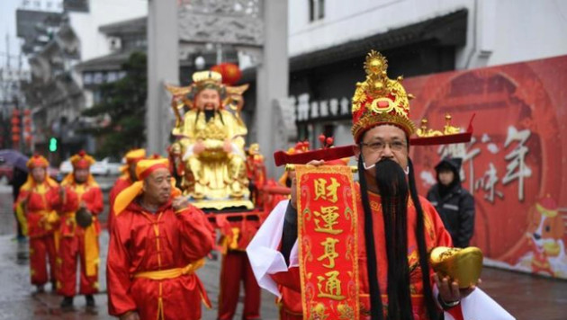 Trong ngày vía Thần Tài, người Trung Quốc không đi mua vàng, mà đổ ra đường nhận lì xì và làm những điều này - Ảnh 2.