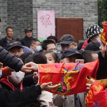 Trong ngày vía Thần Tài, người Trung Quốc không đi mua vàng, mà đổ ra đường nhận lì xì và làm những điều này