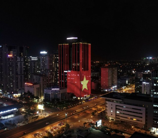 Trụ sở các ngân hàng đua thắp đèn rực rỡ chúc mừng đội tuyển bóng đá vô địch SEA Games - Ảnh 7.