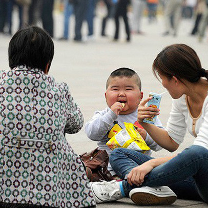 Trung Quốc: Các cặp đôi không đủ khả năng tài chính để sinh con thứ hai do chi phí để nuôi dạy quá cao, thậm chí phải hối lộ cho bác sĩ để có được sự chăm sóc chu đáo nhất cho con