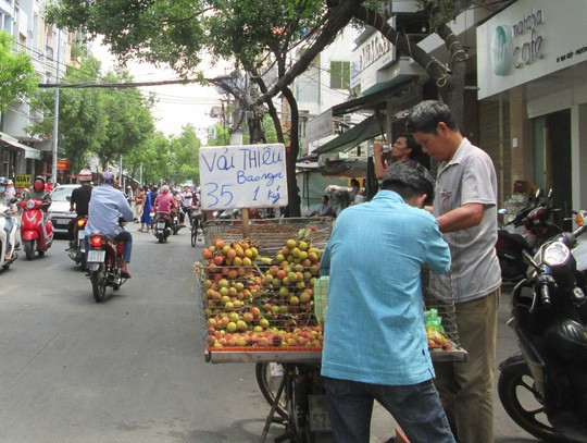 Trung Quốc trúng mùa, trái vải Việt Nam rớt giá sớm - Ảnh 2.