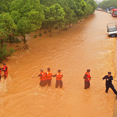 Trung Quốc: Vỡ 14 đê; lũ Trường Giang chảy ngược vào hồ nước ngọt lớn nhất - Đại hồng thủy xuất hiện!