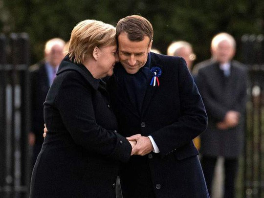 TT Trump ngại mưa, ông Macron và bà Merkel nắm chặt tay nơi nghĩa trang lịch sử - Ảnh 2.