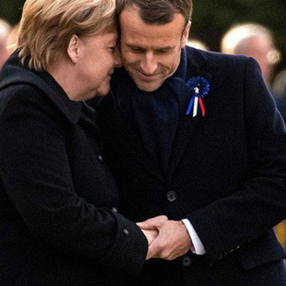 TT Trump "ngại mưa", ông Macron và bà Merkel nắm chặt tay nơi nghĩa trang lịch sử