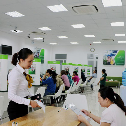 Tỷ giá trung tâm giảm phiên đầu tuần, USD tự do thấp hơn đáng kể so với USD ngân hàng