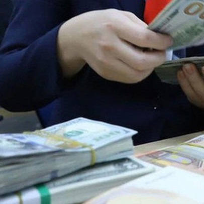 Tỷ giá USD tiếp tục tăng, đã có ngân hàng niêm yết sát mốc 24.000 đồng