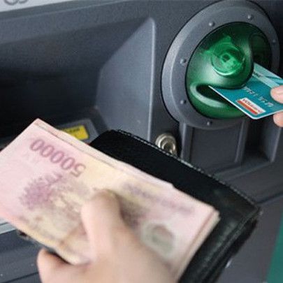 Tỷ lệ rút tiền mặt qua ATM của người dân giảm mạnh